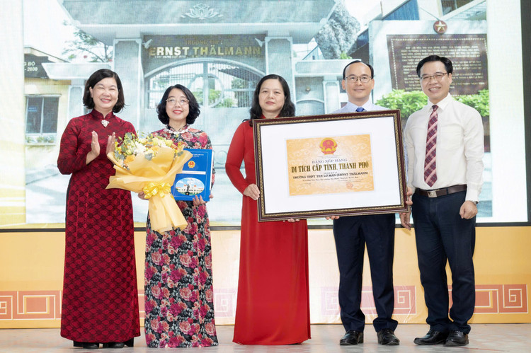 Đại diện Trường THPT Ten Lơ Man nhận bằng xếp hạng di tích cong-bo-di-tich-01.jpg