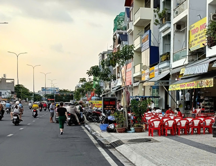 Một người đi bộ phải len lỏi trong dòng chảy xe cộ vì vỉa hè không hề có chỗ để đi. nguoi-di-bo-03.jpg