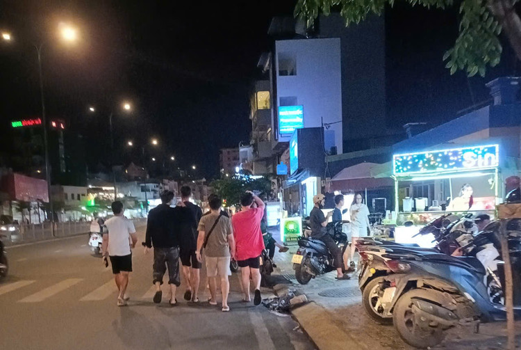 Vỉa hè không còn thuộc về mình, người đi bộ phải đi xuống lòng đường, gây mất an toàn như thế này là chuyện thường thấy trên đường Dương Quảng Hàm hiện nay. nguoi-di-bo-02.jpg