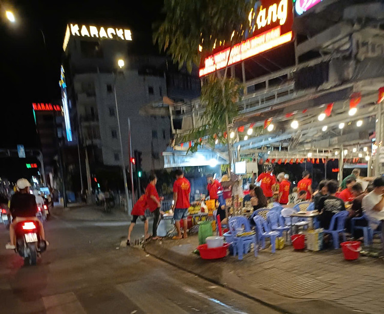 Vỉa hè còn được nhiều quán ăn dùng làm nơi đặt bếp nấu, nướng. Thông xe mới được vài tháng mà vỉa hè đã bẩn thỉu và toàn dầu mỡ nhếch nhác. quan-an-02.jpg