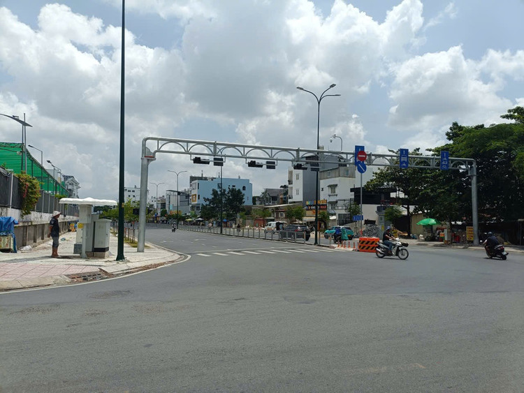 Đường Dương Quảng Hàm được nâng cấp, mở rộng khang trang với 6 làn xe, vỉa hè 4,5m.. dau-duong-01.jpg