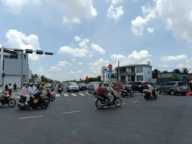Người dân bắt đầu di chuyển qua cầu Rạch Miễu 2 sau khi lễ khánh thành hoàn tất z6922170166150-7da4aac1726d81dab83527f646591aad.jpg
