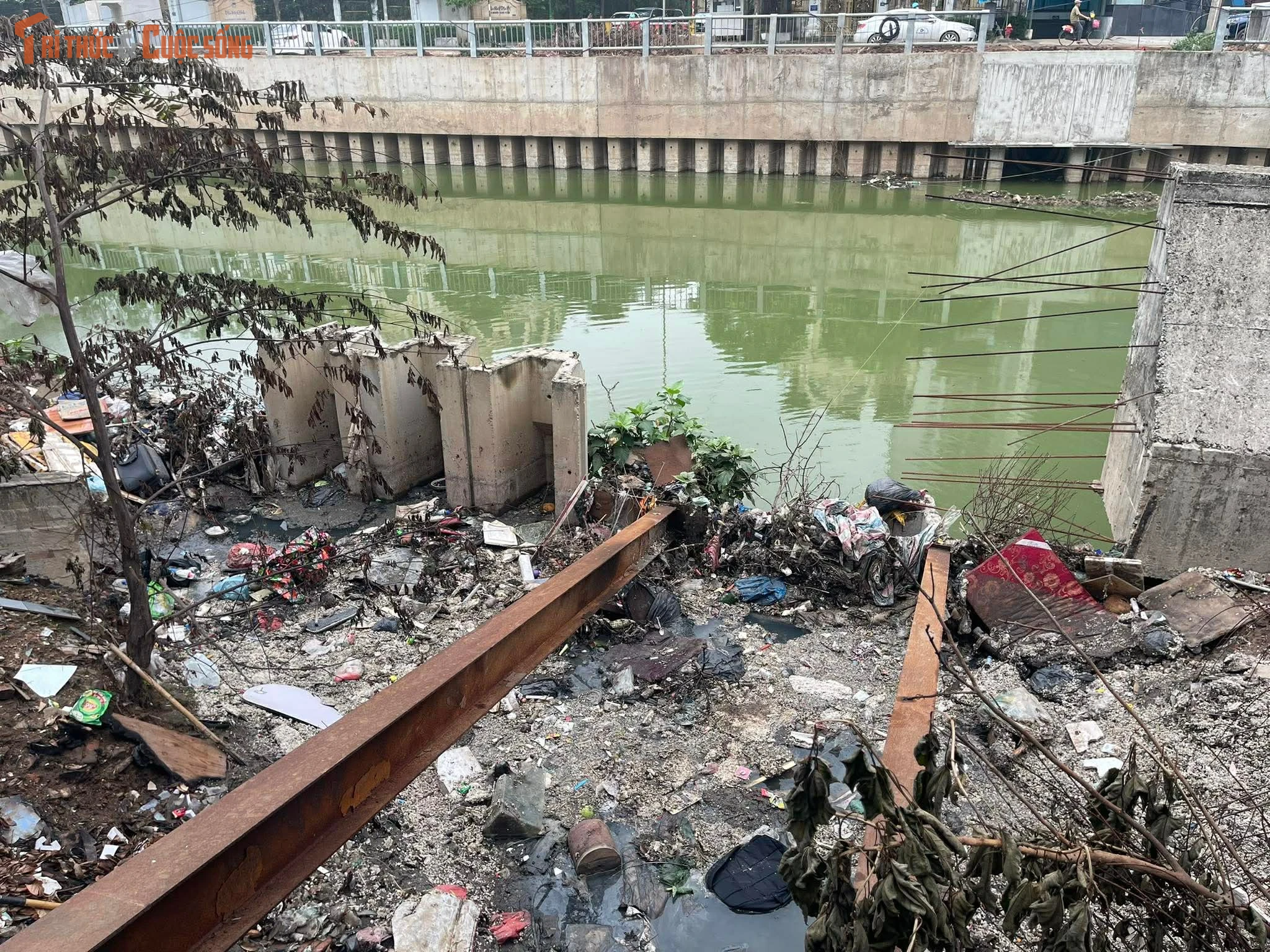 Rác thải bủa vây kênh La Khê gây ô nhiễm môi trường ở Hà Nội 