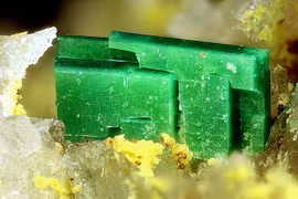 Sự thật rùng mình sau vẻ đẹp khoáng vật phát quang màu xanh