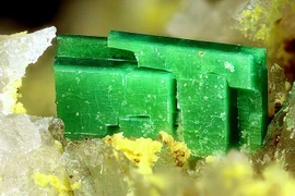 Sự thật rùng mình sau vẻ đẹp khoáng vật phát quang màu xanh