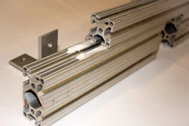 Cận cảnh kim loại từng quý hơn vàng, cháy với ngọn lửa khủng khiếp 