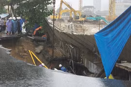 Kinh hoàng khoảnh khắc mặt đường sụp xuống 'nuốt chửng' 2 ô tô ở Đà Nẵng