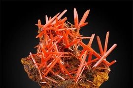 Chiêm ngưỡng khoáng vật cam – đỏ chói lọi, hiếm nhất thế giới 