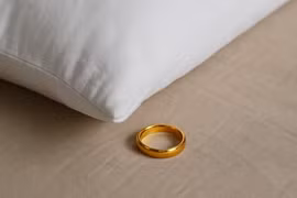 Dưới gối có 5 vật này, tiền tài kéo đến như nước