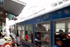 Năm hành vi 'bóc phốt' người EQ thấp khi ngồi cạnh người khác