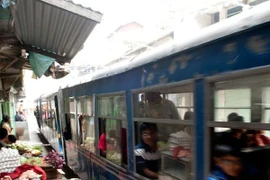 Năm hành vi 'bóc phốt' người EQ thấp khi ngồi cạnh người khác