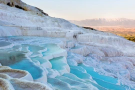 Kỳ quan thiên nhiên trắng tinh khiết, du khách đi chân trần để không làm bẩn 