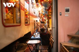 Phố "cà phê đường tàu" Hà Nội vẫn tấp nập sau lệnh giải tỏa 