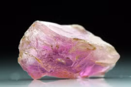 Sửng sốt trước khoáng vật hồng lộng lẫy, quý hiếm hơn vàng