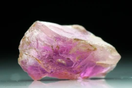 Sửng sốt trước khoáng vật hồng lộng lẫy, quý hiếm hơn vàng