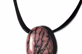 Ý nghĩa đặc biệt của khoáng vật màu hồng vân đen hiếm có khó tìm 