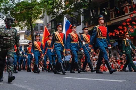 Hùng tráng cảnh các khối quân đội nước ngoài diễu hành trên đường phố Hà Nội