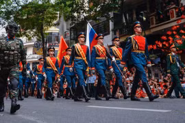 Hùng tráng cảnh các khối quân đội nước ngoài diễu hành trên đường phố Hà Nội