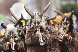 Mặt nạ cổ Halloween hé lộ nghi thức trừ tà rùng rợn