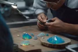 Viên đá chứa cả vũ trụ sắc màu bên trong khiến nhiều người phát cuồng