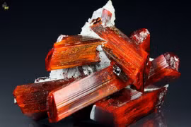 Đá khoáng đỏ huyền bí, xua tà ma... trừ rắn độc hiệu quả