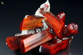 Đá khoáng đỏ huyền bí, xua tà ma... trừ rắn độc hiệu quả