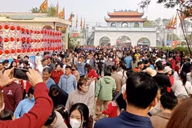 Đầu năm du khách đổ về ngôi đền thiêng dưới chân núi Nưa xin 'nước thánh'