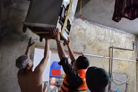 Nước sông Hồng tràn vào nhà, người dân Lào Cai ôm đồ chạy trong đêm