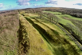 Tàn tích bức tường thành cổ nơi tận cùng biên giới đế chế La Mã 