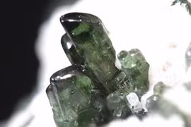 Cận cảnh khoáng vật xanh cực đẹp khiến giới sưu tầm mê mẩn