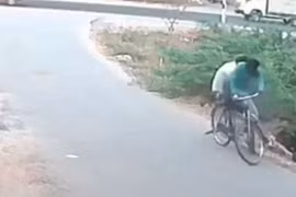 "Quái thú" lao ra quấn chặt bánh xe, 2 thanh niên khiếp vía