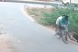 "Quái thú" lao ra quấn chặt bánh xe, 2 thanh niên khiếp vía