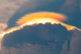 Muôn kiểu mây dị thường bất ngờ xuất hiện trên bầu trời Hà Nội