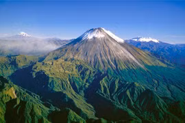 Chiêm ngưỡng kỳ quan rừng Andes nơi ba núi lửa khổng lồ cùng tồn tại