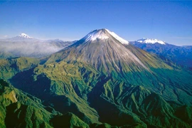 Chiêm ngưỡng kỳ quan rừng Andes nơi ba núi lửa khổng lồ cùng tồn tại