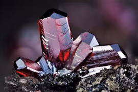 Vì sao khoáng vật có hình dạng tinh thể kỳ lạ?