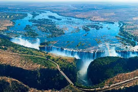 Choáng ngợp 'Khói sấm sét', kỳ quan hùng vĩ nhất châu Phi