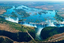 Choáng ngợp 'Khói sấm sét', kỳ quan hùng vĩ nhất châu Phi