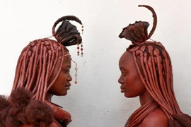 Tộc người có nước da đỏ rực, phụ nữ để hàng trăm kiểu tóc khác nhau