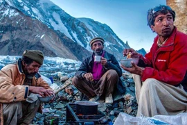 Tộc người leo núi phi thường, lên đỉnh Everest như đi chợ 