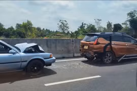 Giao thông ùn ứ sau vụ tai nạn liên hoàn trên cao tốc Dầu Giây - Phan Thiết