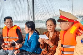 Cảnh sát đường thủy Hà Nội hỗ trợ phát thẻ cử tri tại xóm chài trên sông