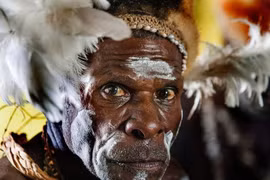 Phong tục kỳ lạ của bộ tộc bí ẩn từng tách biệt khỏi thế giới hàng thế kỷ 