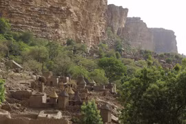 Sửng sốt ngôi làng cổ xưa treo trên vách đá cao 500 mét ở châu Phi 