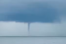 Vòi rồng cao hàng trăm mét xuất hiện trên vùng biển Ninh Bình 