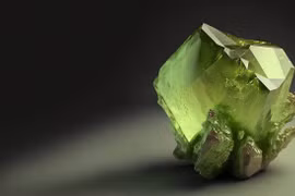 Khoáng vật xanh lục tuyệt đẹp có cực nhiều dưới lớp phủ Trái Đất 