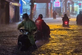 TP HCM: Mưa lớn kéo dài trong đêm, ngập nặng, xe cộ 'chết đứng'