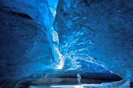 Vẻ đẹp siêu thực của hang động băng nổi tiếng nhất nước Mỹ 