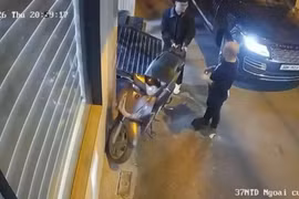 Cơ quan Công an làm rõ 'người đàn ông áo đen' đâm thủng lốp xe SH bên đường