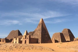 Tàn tích kinh thành chi chít kim tự tháp của của vương quốc Kush cổ đại